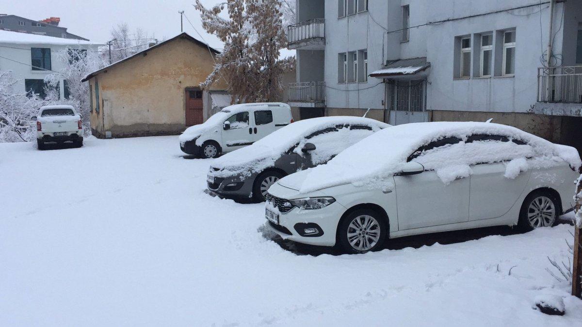Karlıova'da kar, ilçeyi beyaza bürüdü