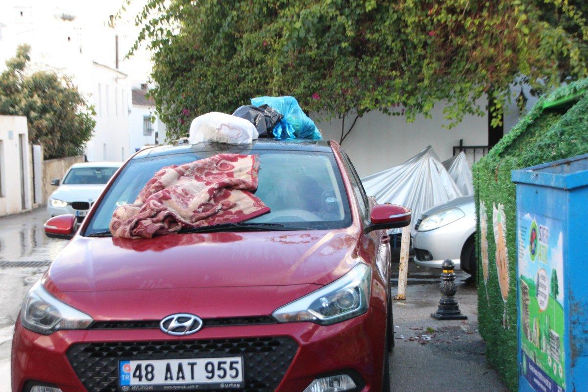 Muğla'da otomobil çöpe dönüştürüldü