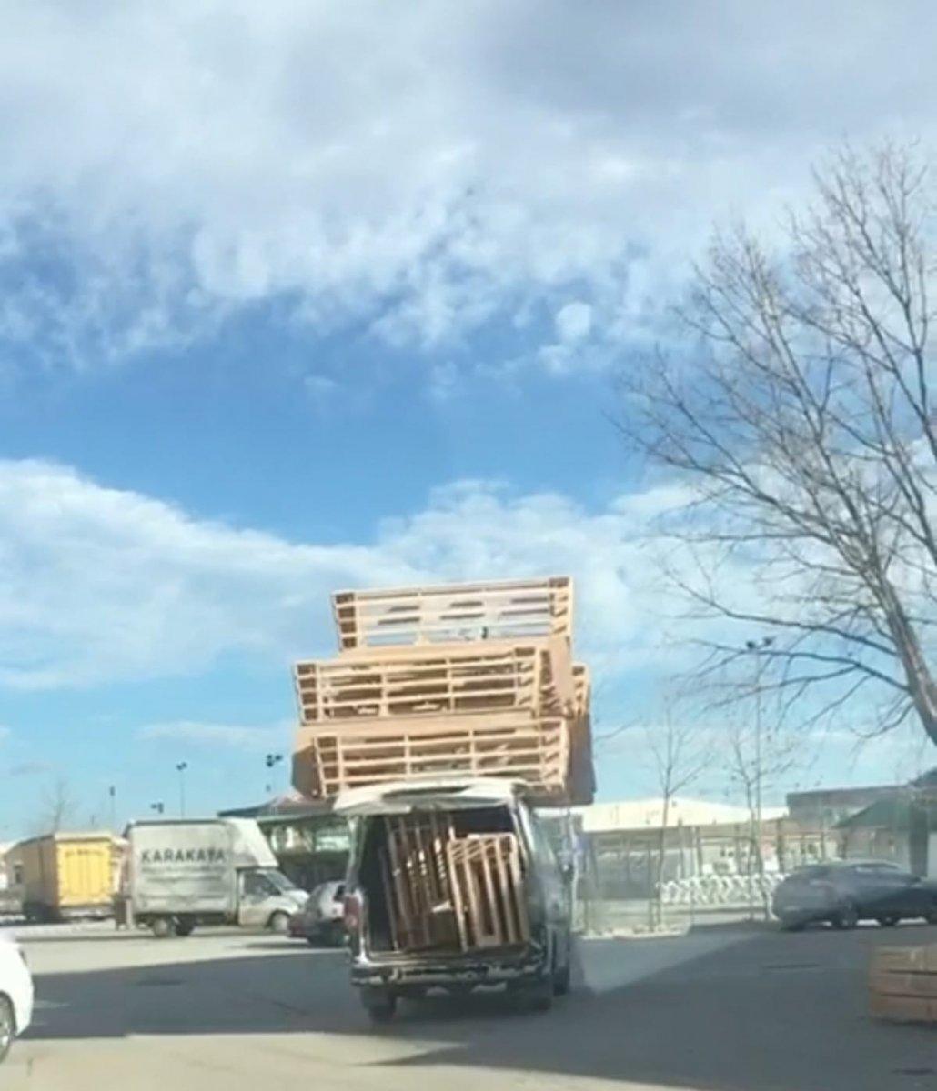 Bursa'da sürücü mobilya iskeletlerini arabasında taşıdı