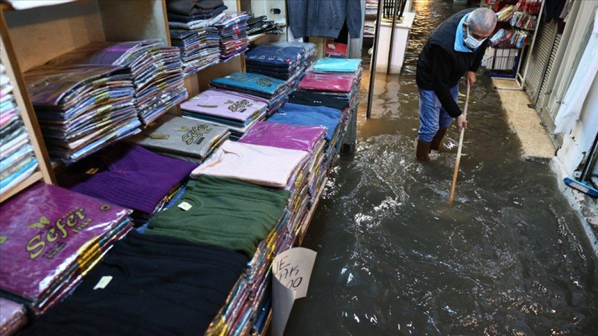 İzmir'de bazı iş yerlerini su bastı