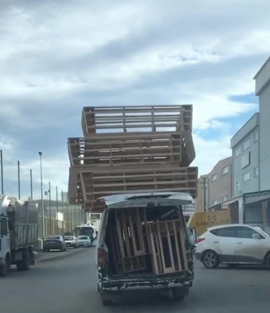 Bursa'da sürücü mobilya iskeletlerini arabasında taşıdı