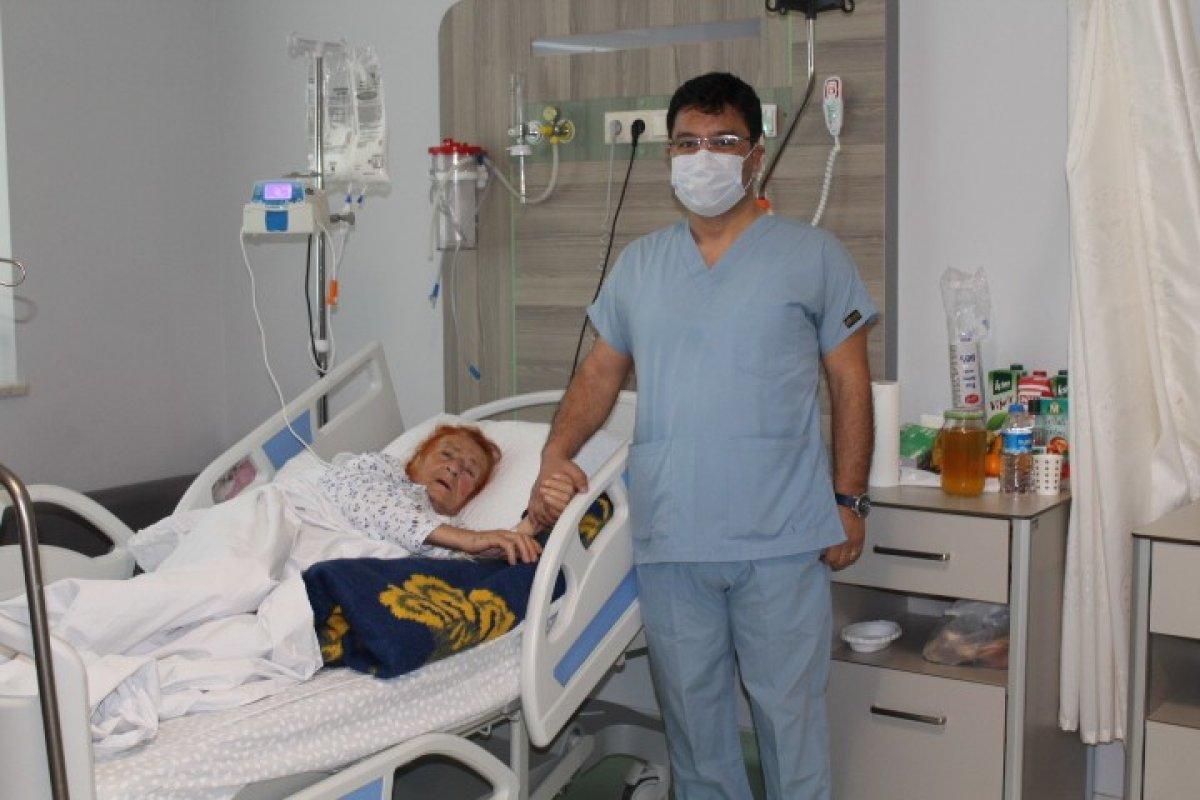 Sakarya'da karnından 18 kiloluk kitle çıktı