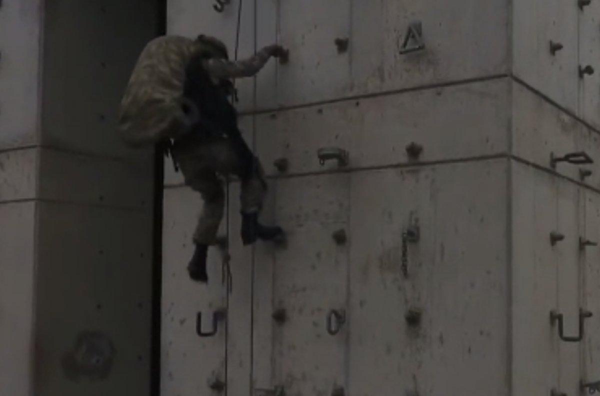 Komandoların eğitimlerinden nefes kesen görüntüler