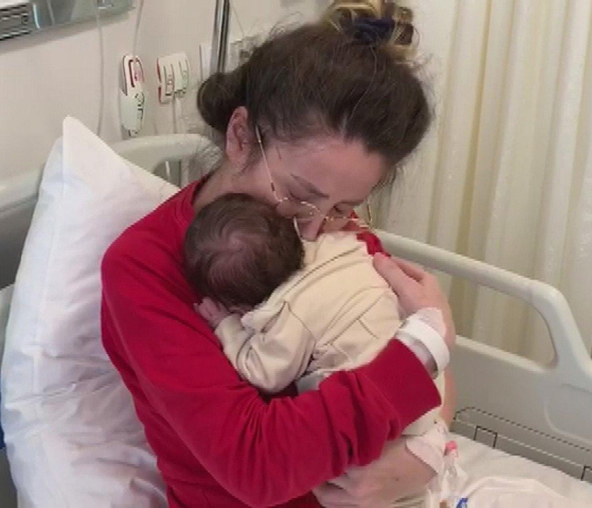 İstanbul'da koronavirüsün ayırdığı anne ve bebeği kavuştu