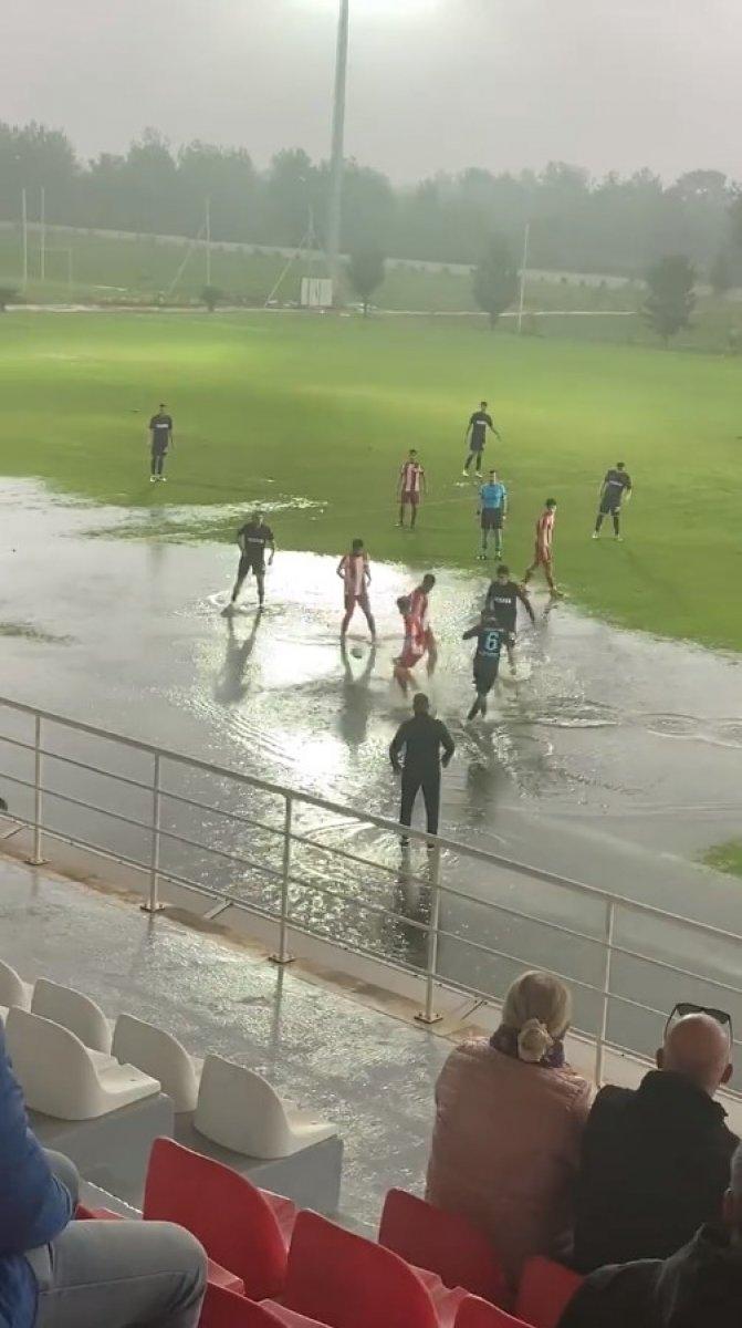 Antalyaspor-Trabzonspor U19 maçında zemin tepki topladı
