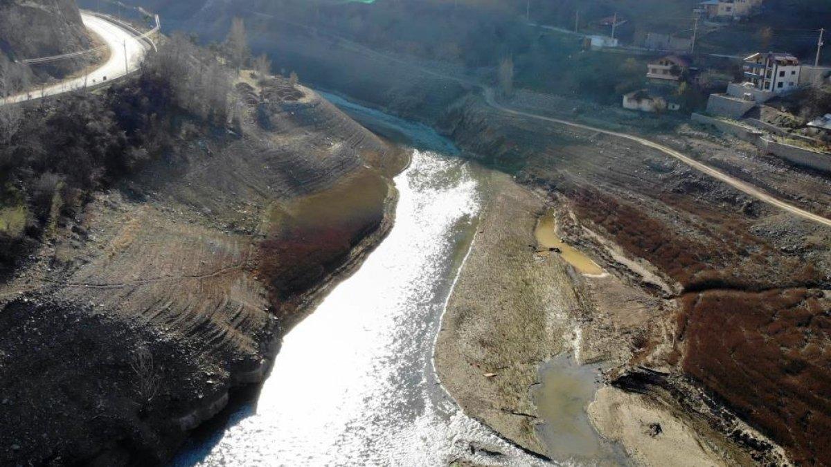 Gümüşhane Torul Baraj Gölü'nde su seviyesi çekilmeye başladı