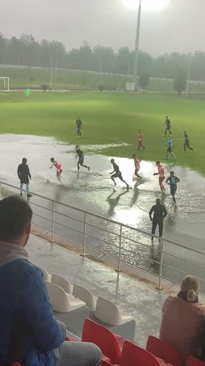 Antalyaspor-Trabzonspor U19 maçında zemin tepki topladı