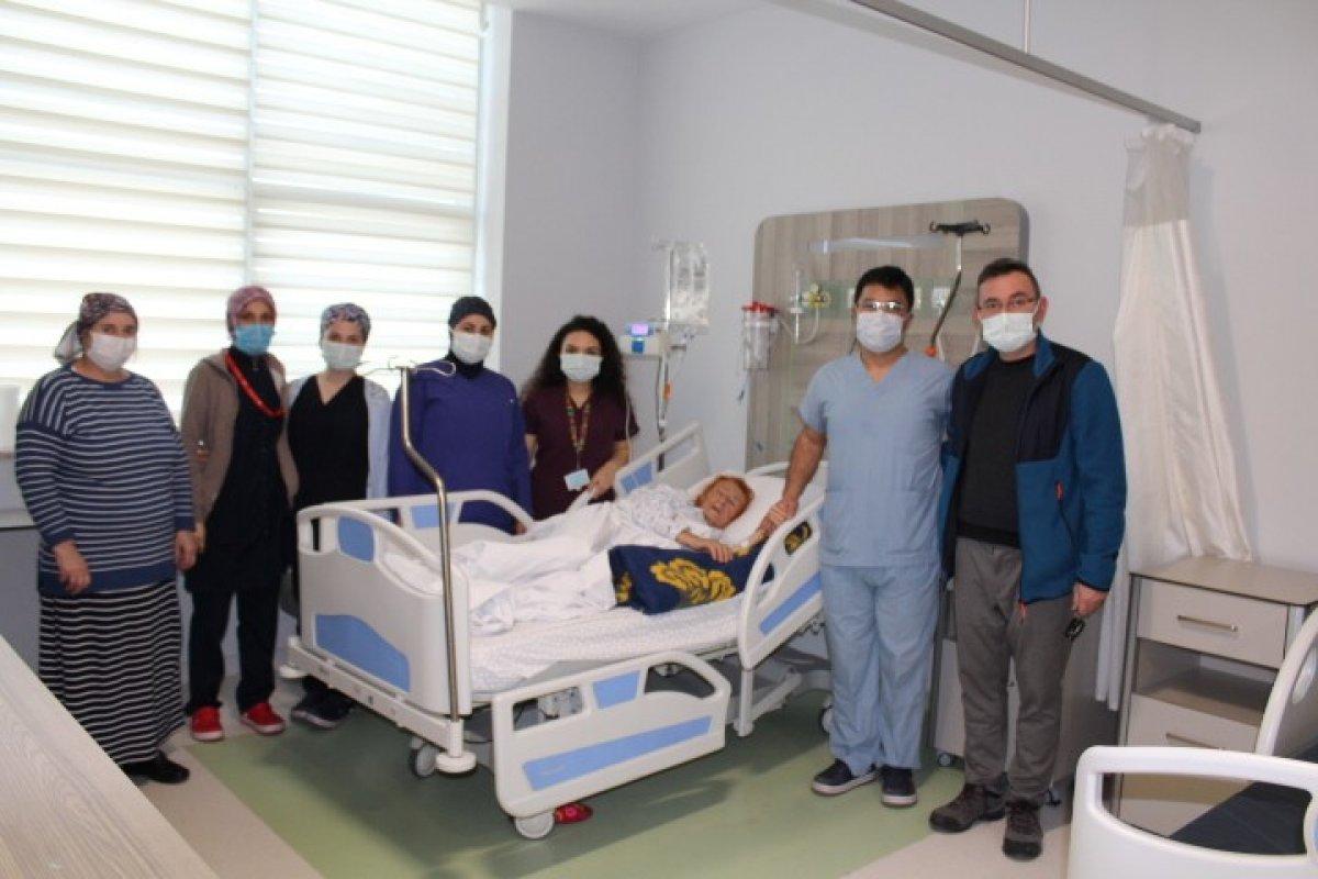 Sakarya'da karnından 18 kiloluk kitle çıktı