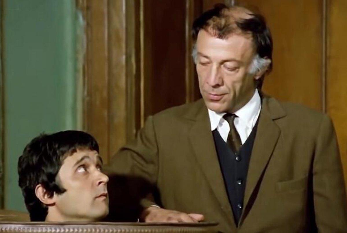 Münir Özkul ve Halit Akçatepe’nin heykellerine tepki