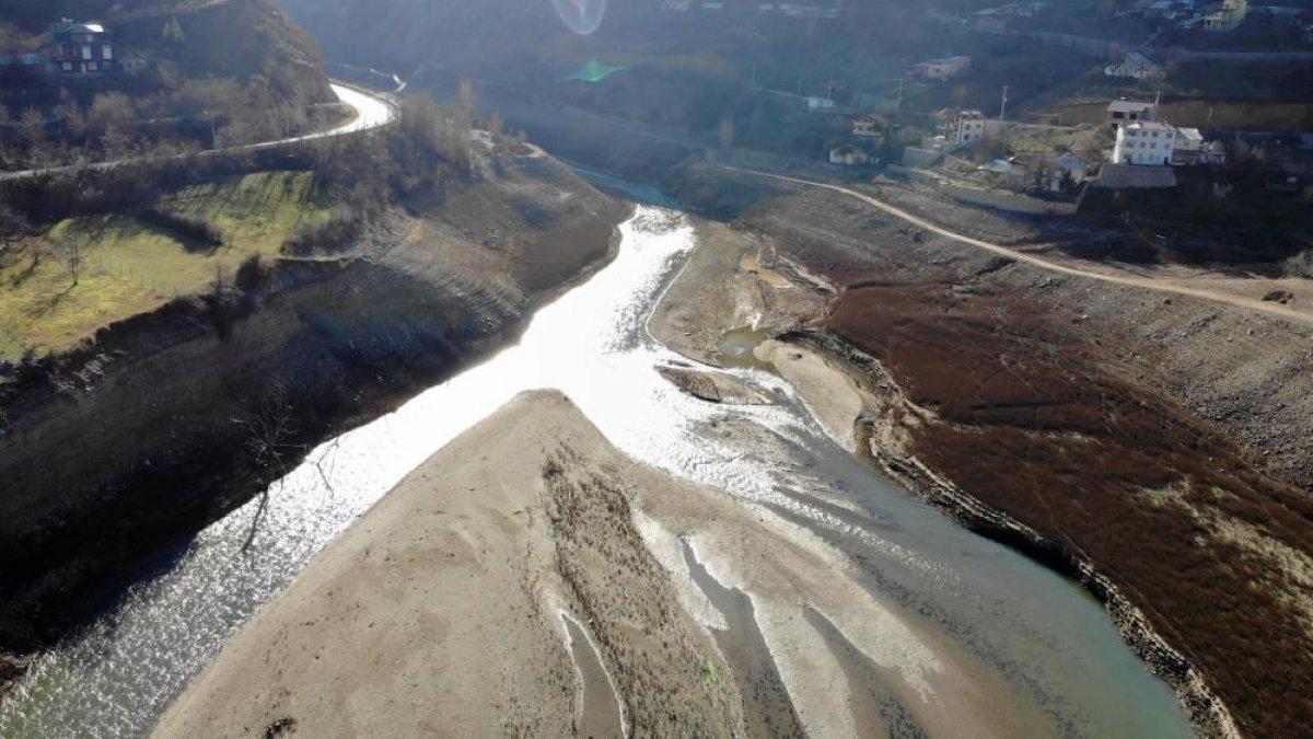 Gümüşhane Torul Baraj Gölü'nde su seviyesi çekilmeye başladı