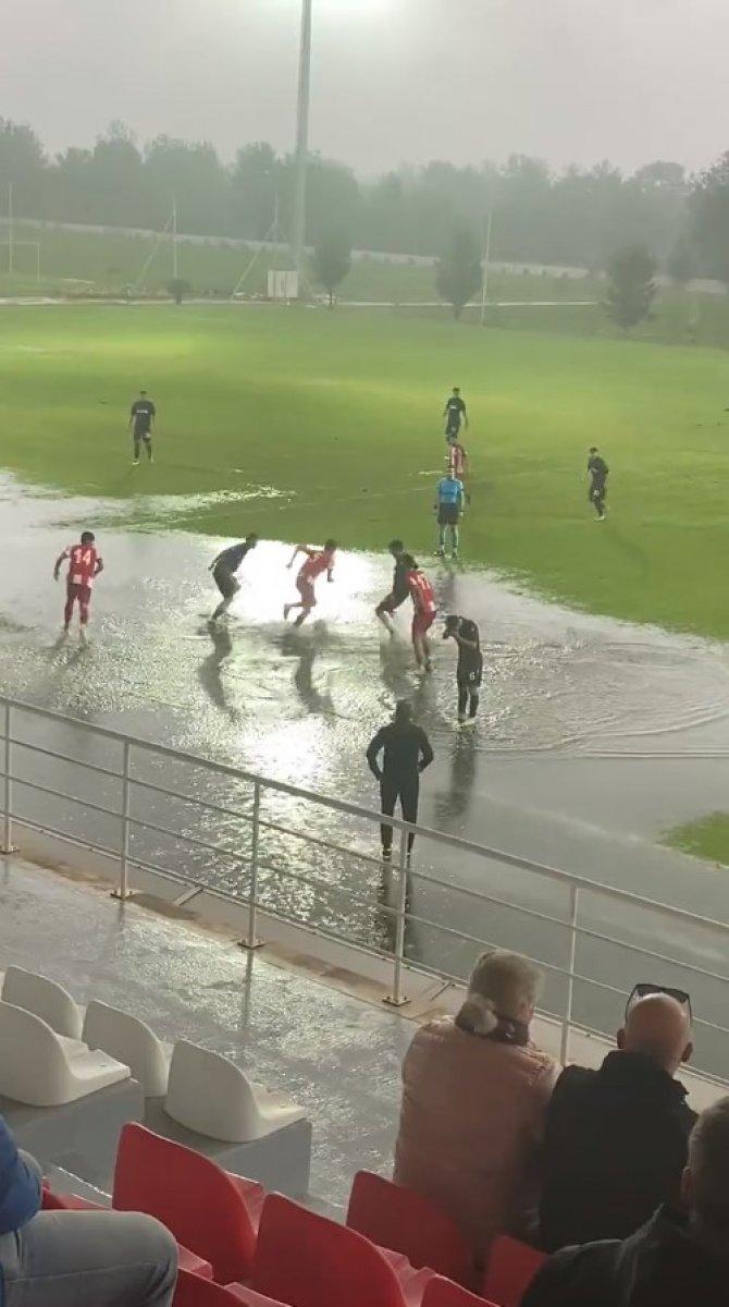 Antalyaspor-Trabzonspor U19 maçında zemin tepki topladı