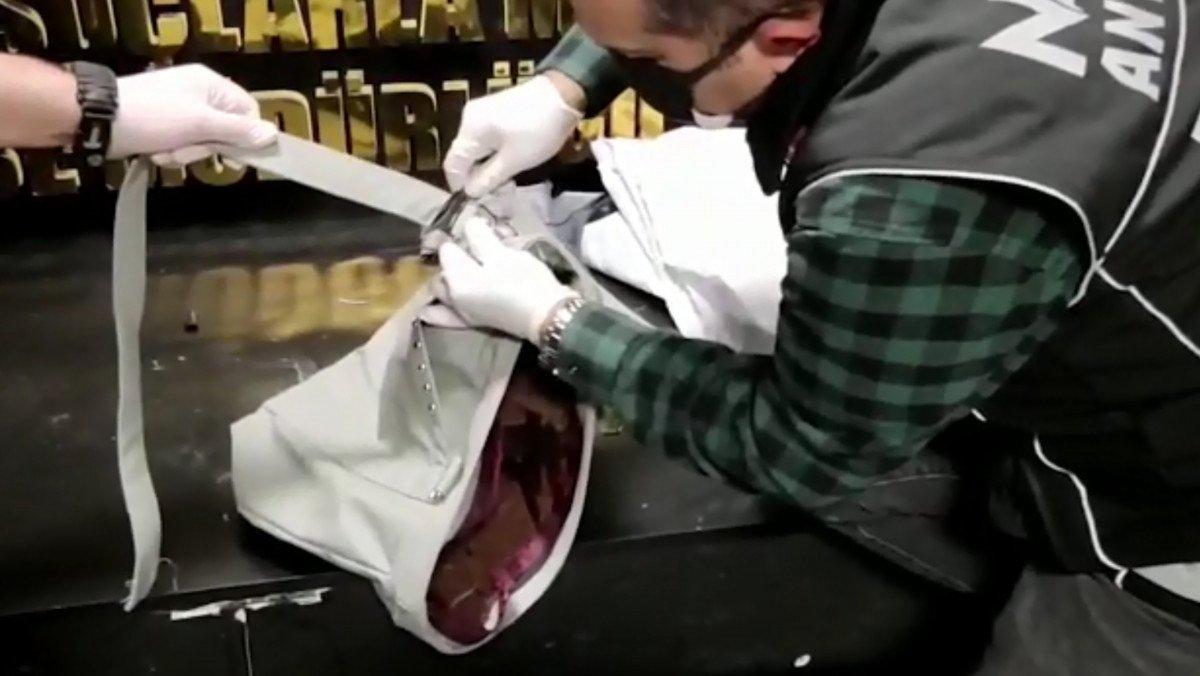 Bolivyalı kadın, 4,5 kilo kokainle havalimanında yakalandı