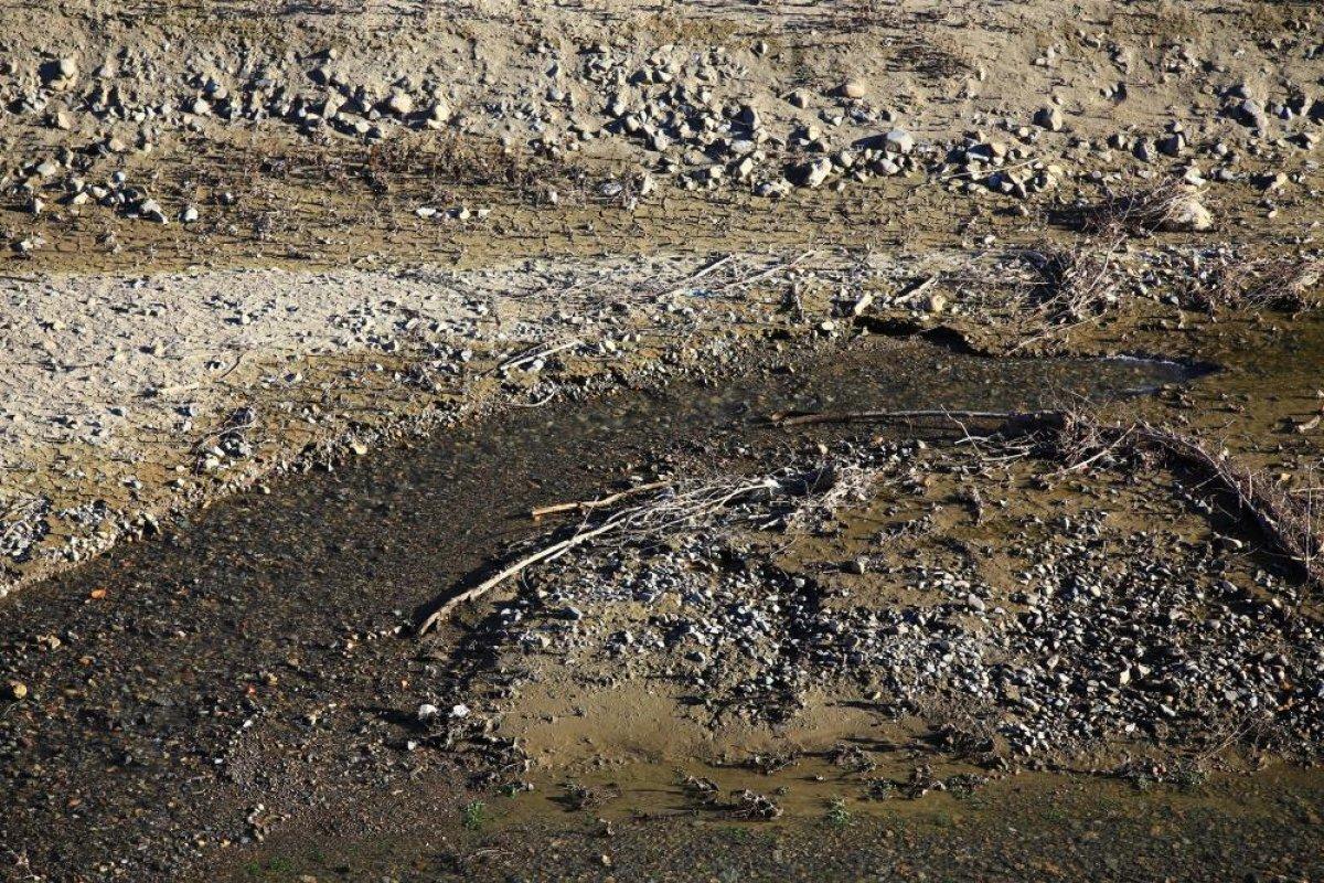 Gümüşhane Torul Baraj Gölü'nde su seviyesi çekilmeye başladı