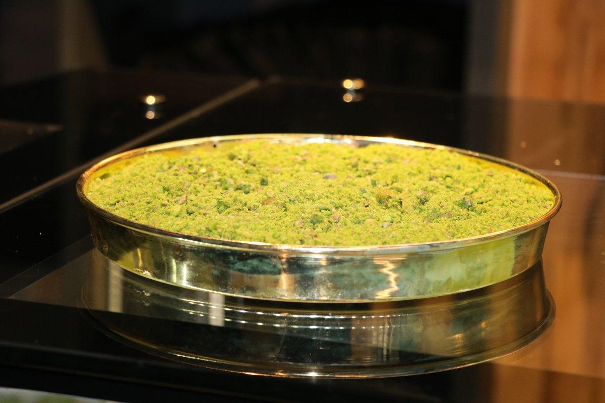 Kahramanmaraş’ta altın tepsilerde yapılan tatlıların fiyatı dudak uçuklattı