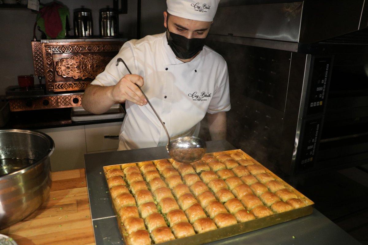 Kahramanmaraş’ta altın tepsilerde yapılan tatlıların fiyatı dudak uçuklattı