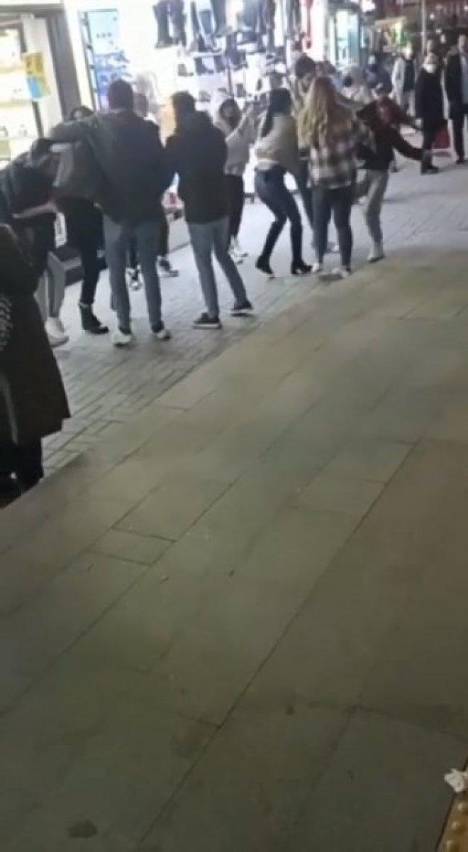 Bursa’da kızların ‘erkek arkadaş’ kavgası kameraya yansıdı
