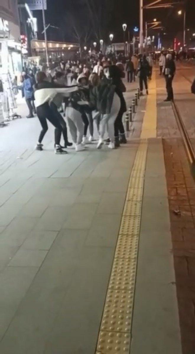 Bursa’da kızların ‘erkek arkadaş’ kavgası kameraya yansıdı