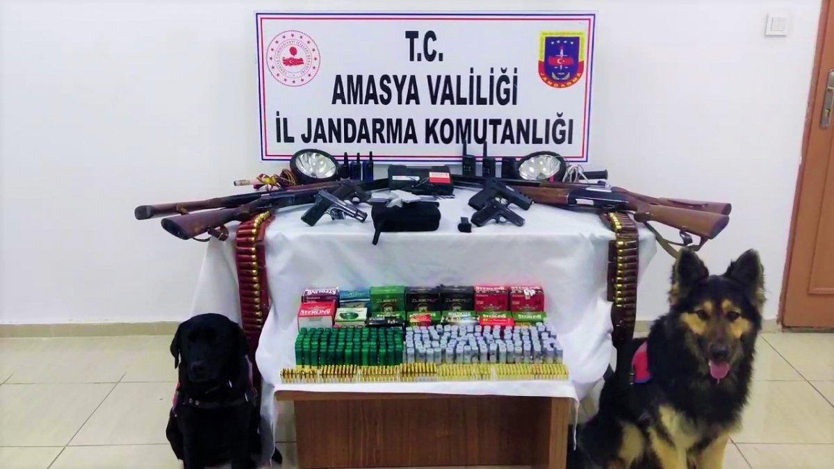 Amasya’da, ‘av tutkunu’ şahsın evinde çok sayıda silah bulundu