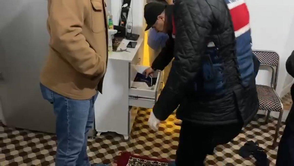 Amasya’da, ‘av tutkunu’ şahsın evinde çok sayıda silah bulundu