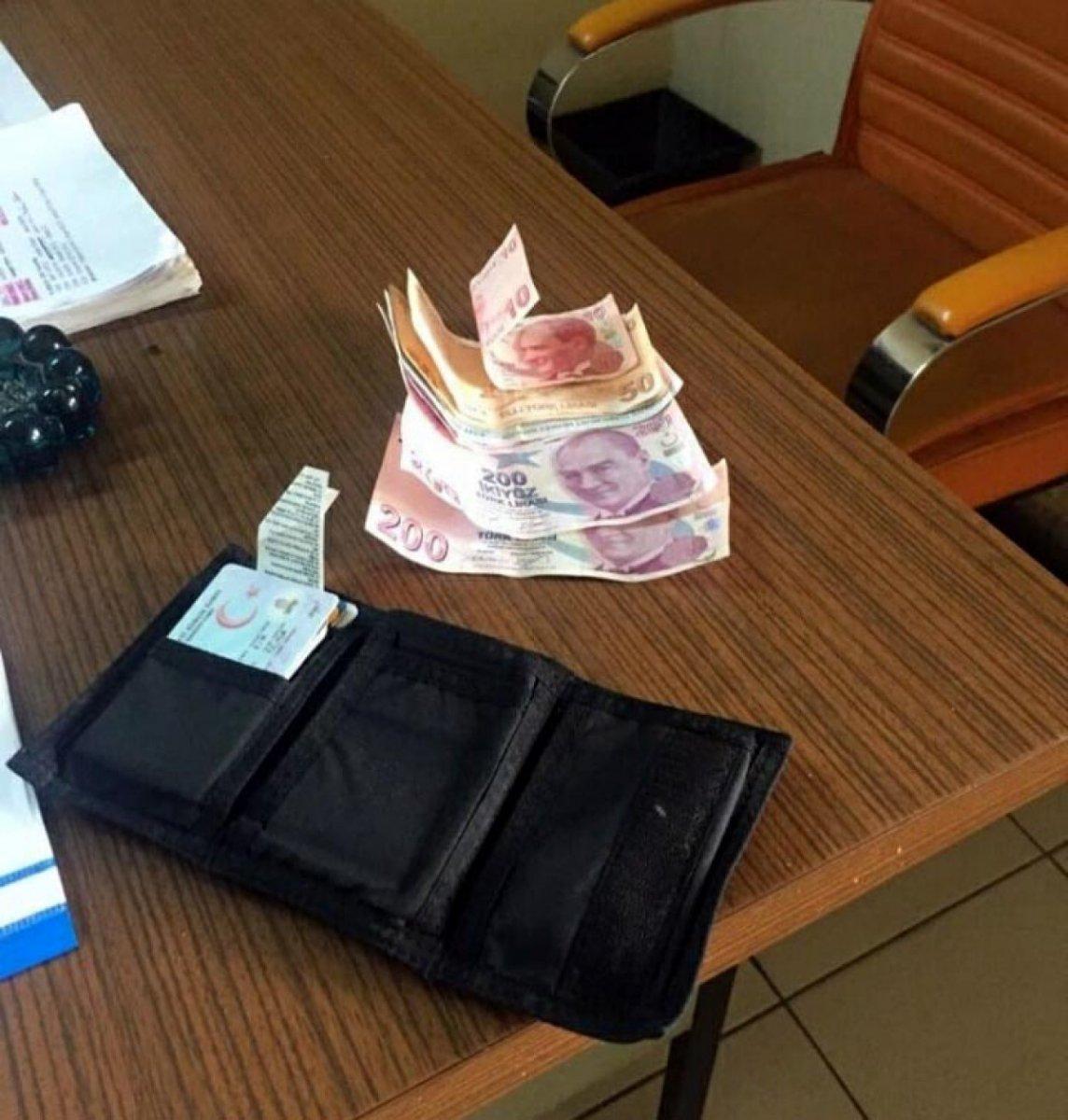 Muğla'da temizlik işçisi, para dolu cüzdanı sahibine ulaştırdı