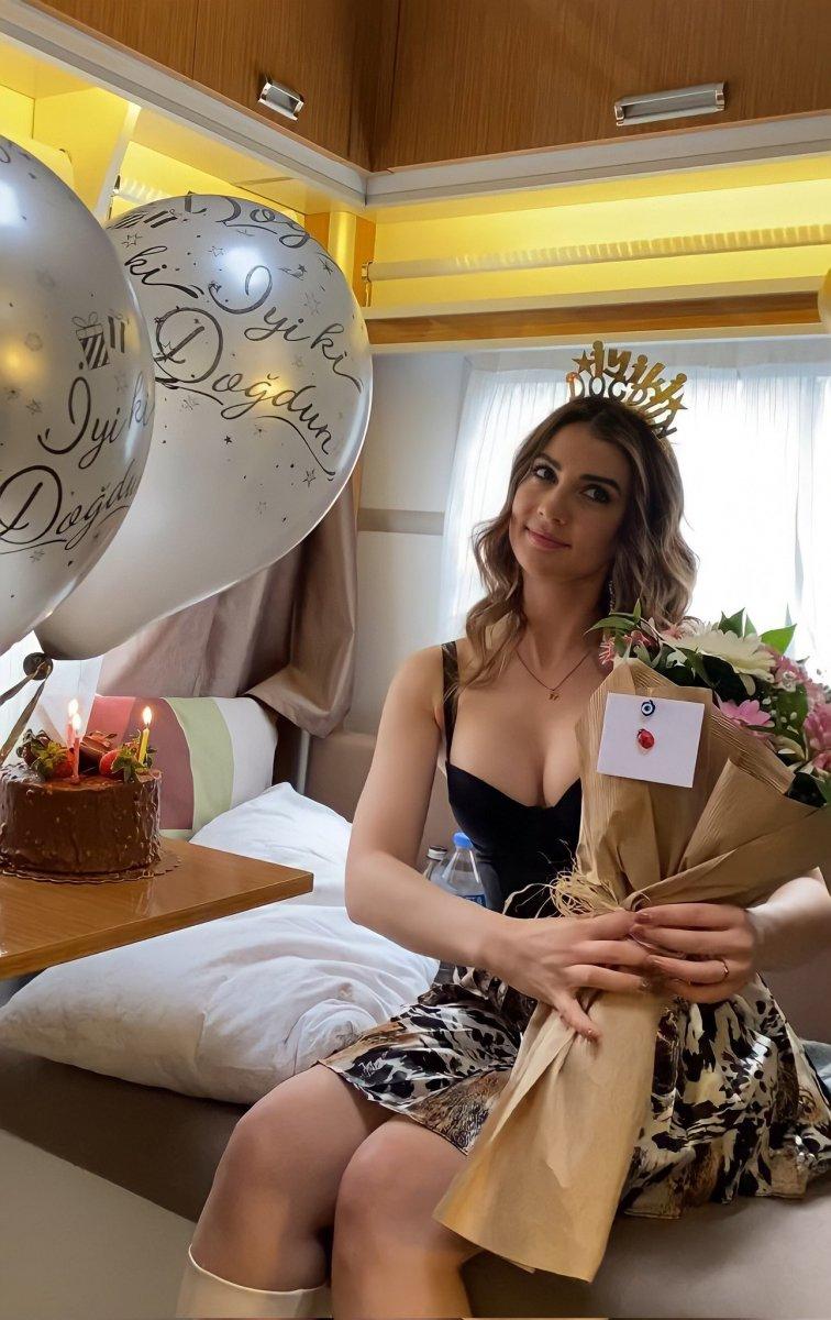 Burcu Özberk, 32'nci yaşını karavanında kutladı