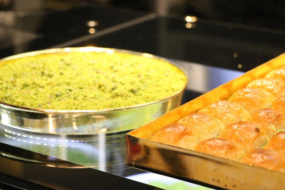 Kahramanmaraş’ta altın tepsilerde yapılan tatlıların fiyatı dudak uçuklattı