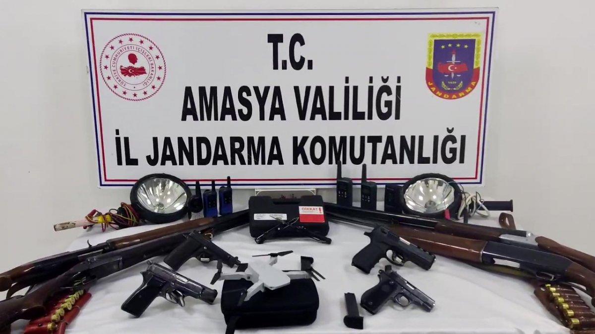 Amasya’da, ‘av tutkunu’ şahsın evinde çok sayıda silah bulundu