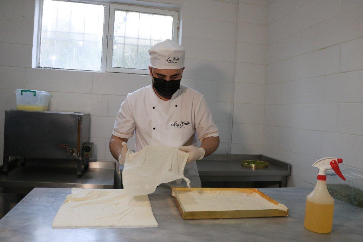 Kahramanmaraş’ta altın tepsilerde yapılan tatlıların fiyatı dudak uçuklattı