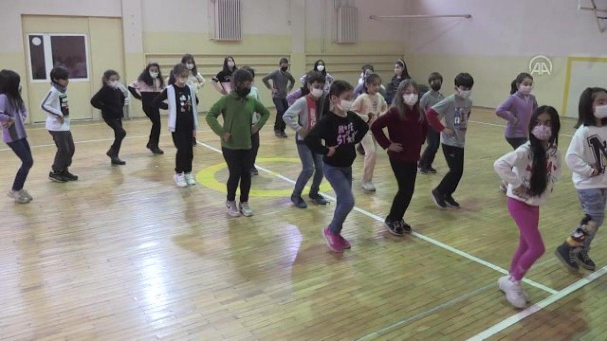 Sivas'ta düğünlerin halaysız kalmaması için 632 kişiye eğitim veriliyor