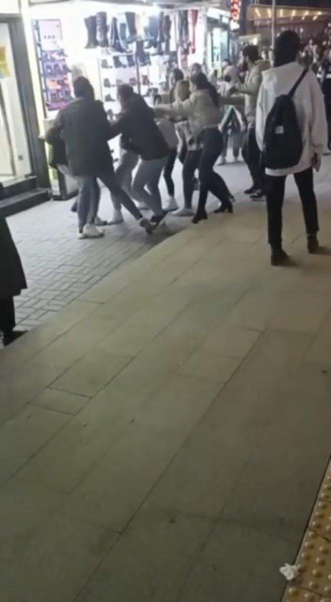 Bursa’da kızların ‘erkek arkadaş’ kavgası kameraya yansıdı