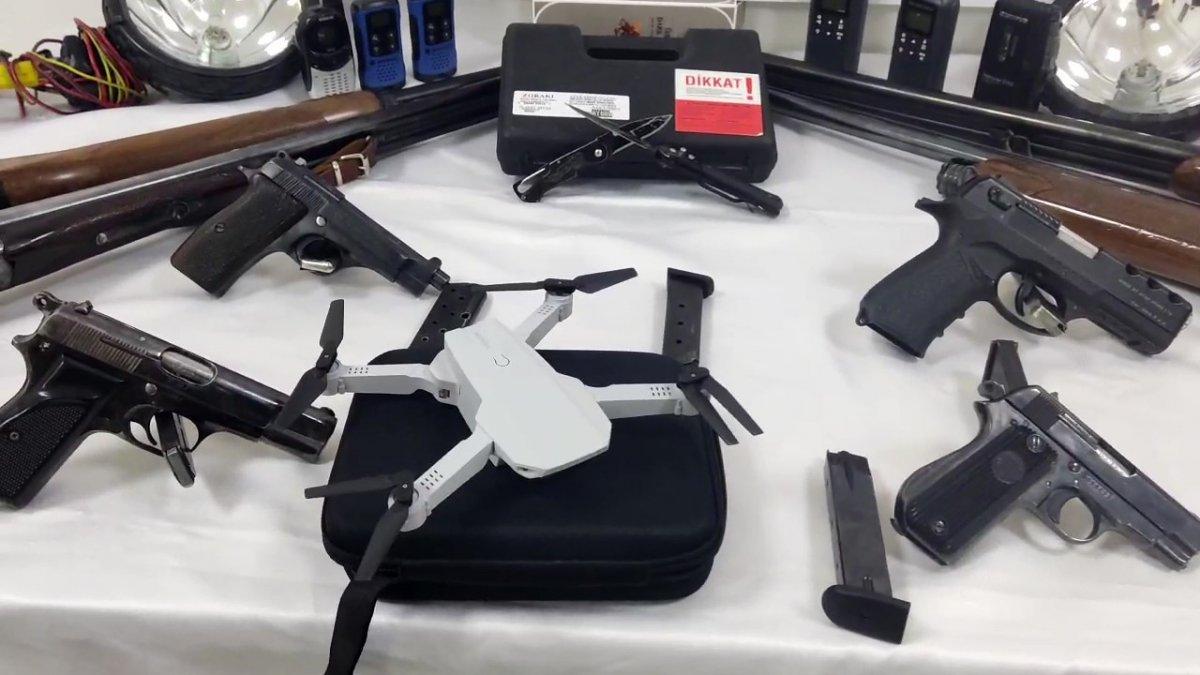 Amasya’da, ‘av tutkunu’ şahsın evinde çok sayıda silah bulundu