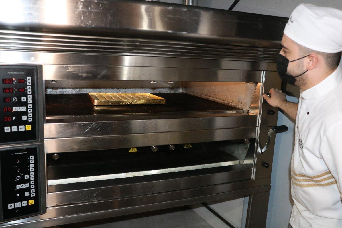 Kahramanmaraş’ta altın tepsilerde yapılan tatlıların fiyatı dudak uçuklattı