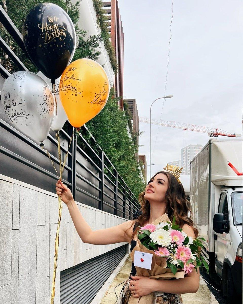 Burcu Özberk, 32'nci yaşını karavanında kutladı