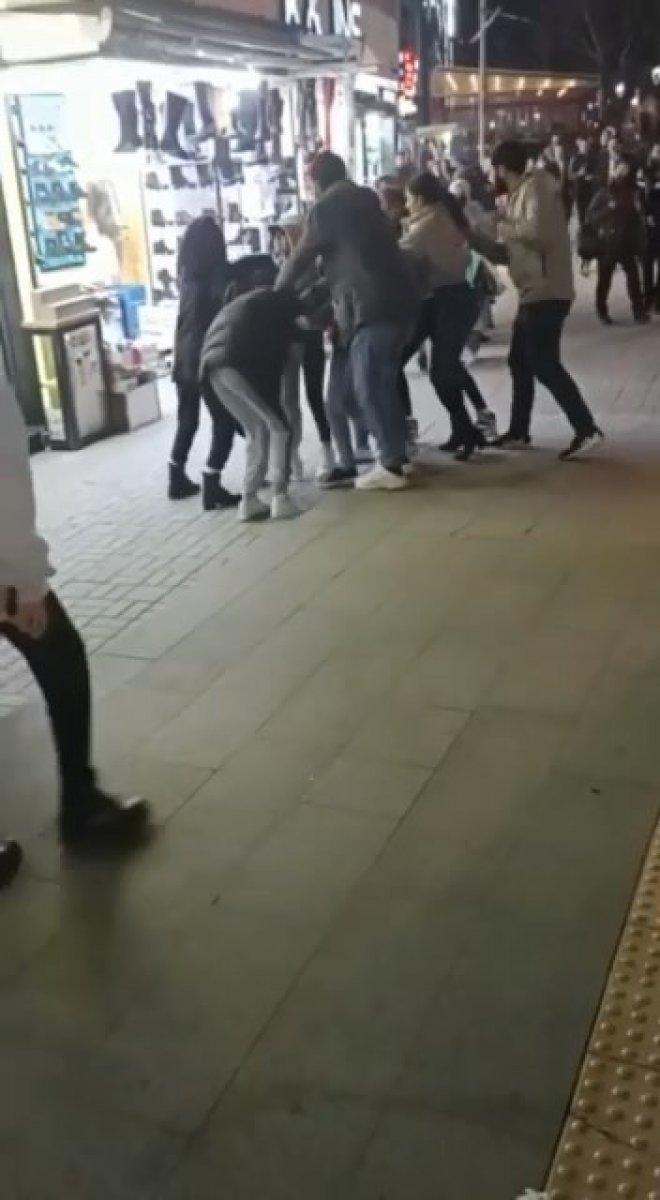 Bursa’da kızların ‘erkek arkadaş’ kavgası kameraya yansıdı