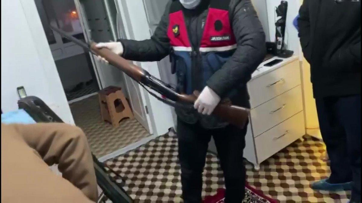 Amasya’da, ‘av tutkunu’ şahsın evinde çok sayıda silah bulundu