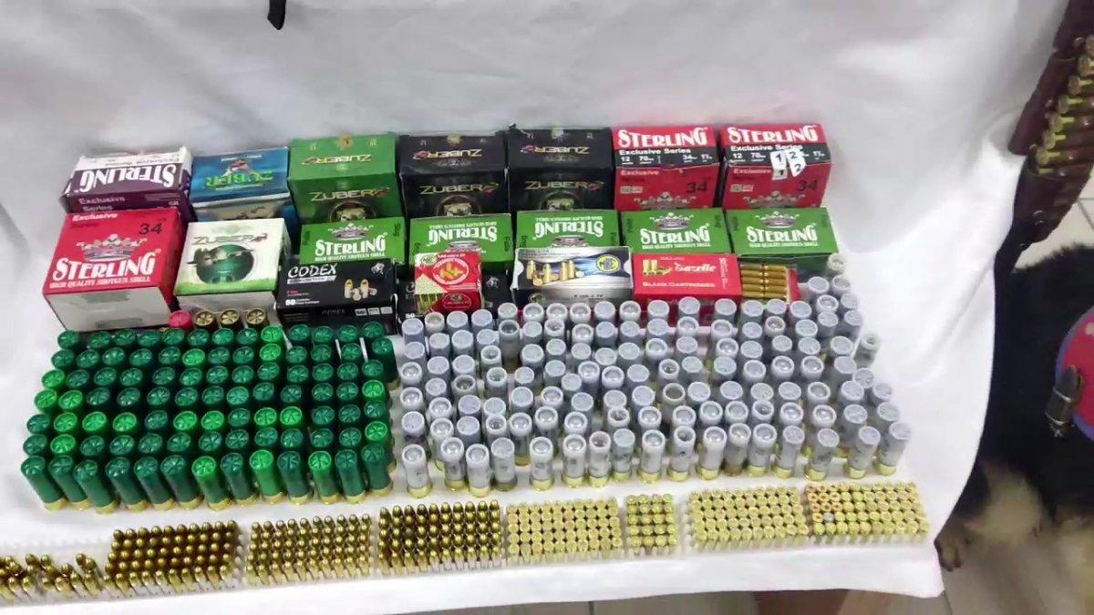 Amasya’da, ‘av tutkunu’ şahsın evinde çok sayıda silah bulundu