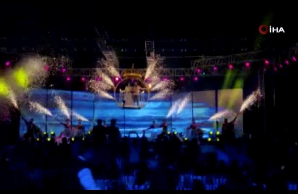 Hindistan'da gelin ve damat metrelerce yükseklikten yere düştü