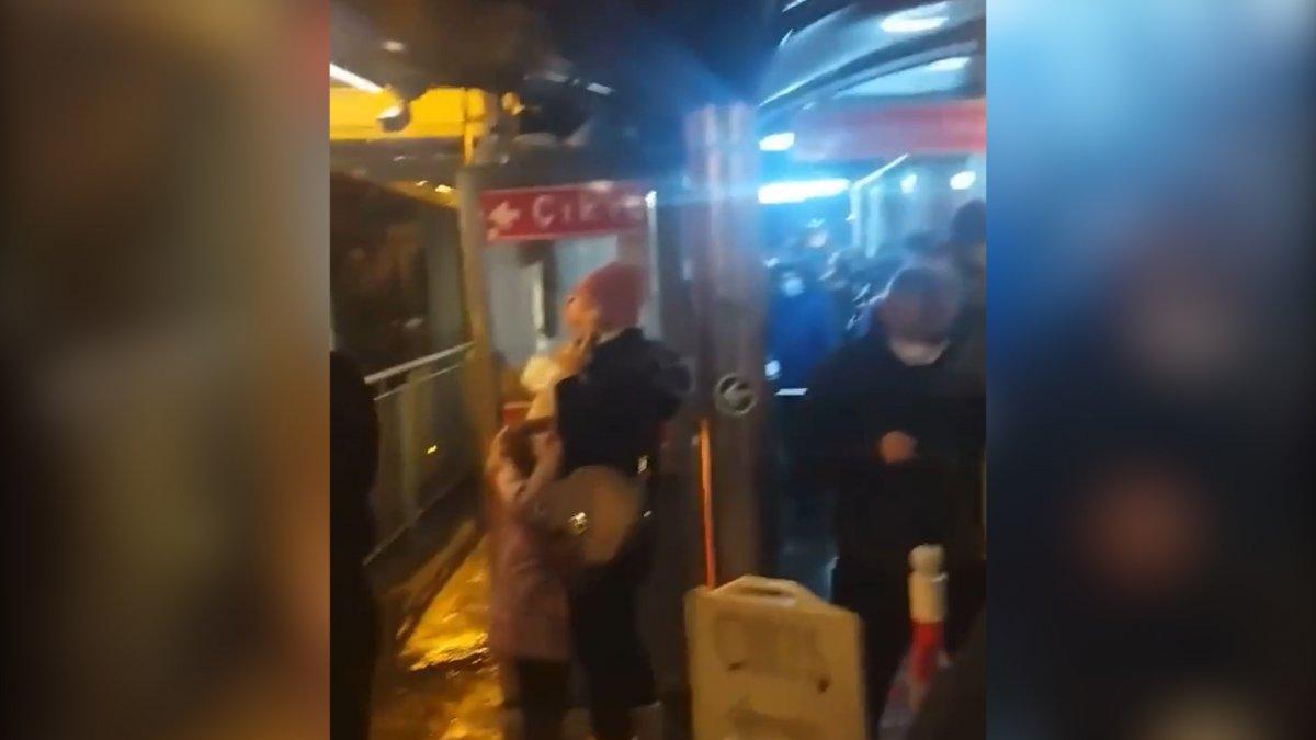 İstanbul'da arızalanan metrobüs, seferleri aksattı