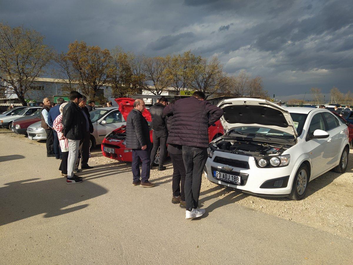 Bursa'da ikinci el araç talebi, esnafın yüzünü güldürdü