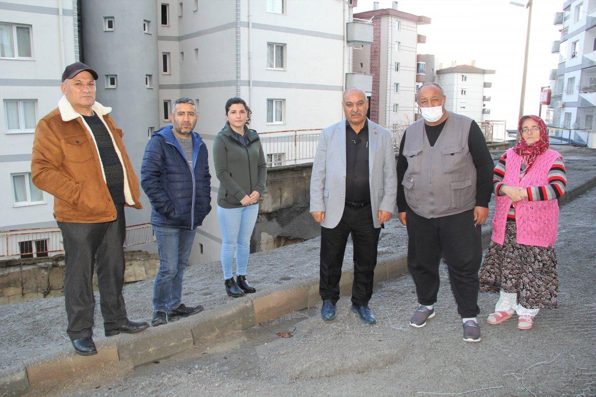 İzmir'de üzerine duvar yıkılan apartman sakinleri, günlerdir çözüm bekliyor
