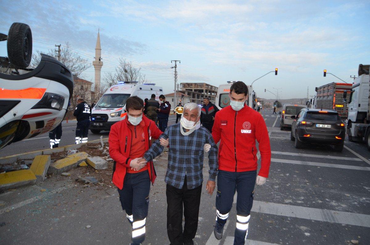 Aksaray'da ambulansla otomobil çarpıştı: 4 yaralı