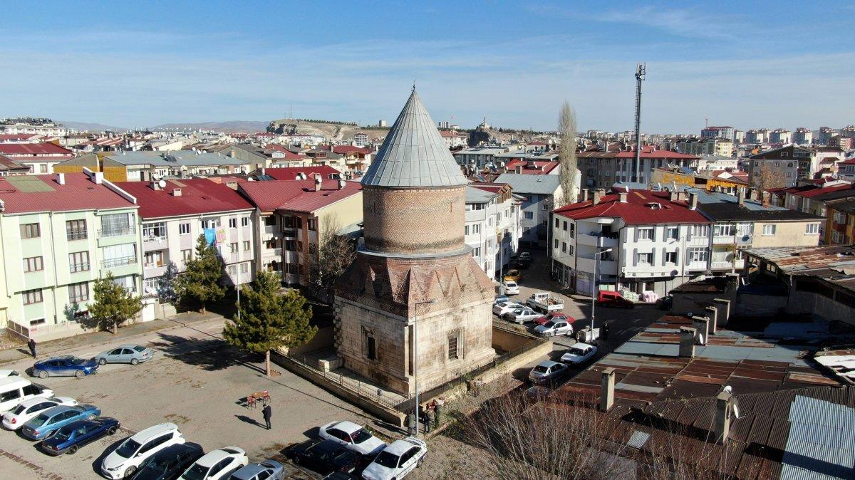 Sivas'ın 674 yıllık tarihi yapısı dökülmeye başladı