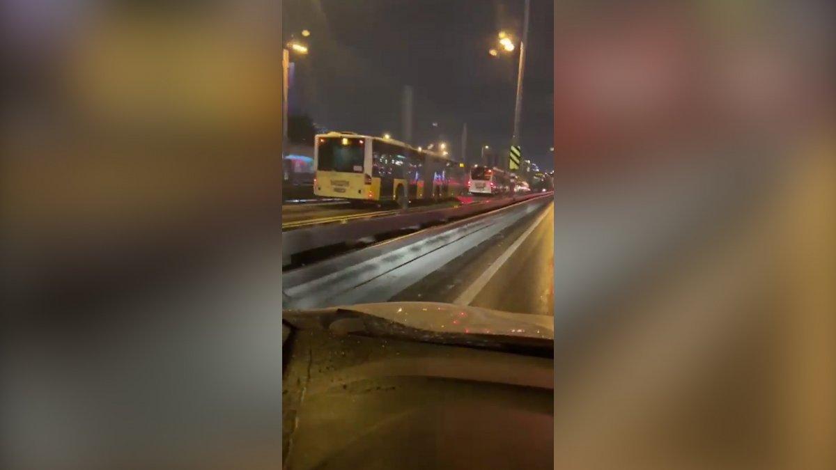 İstanbul'da arızalanan metrobüs, seferleri aksattı