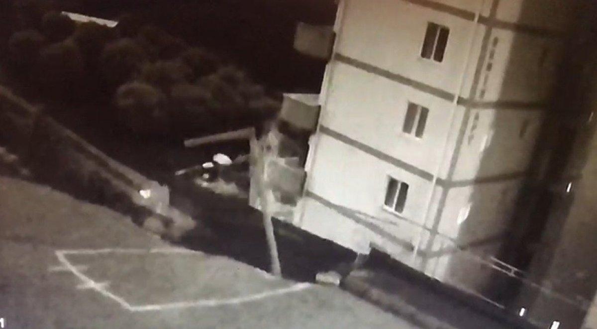 İzmir'de üzerine duvar yıkılan apartman sakinleri, günlerdir çözüm bekliyor