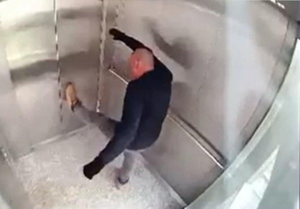 Kocaeli'de bir kişi, üst geçit asansörüne saldırdı