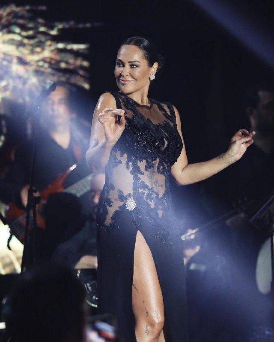 Hülya Avşar'ın bacak dekolteli sahne kıyafeti