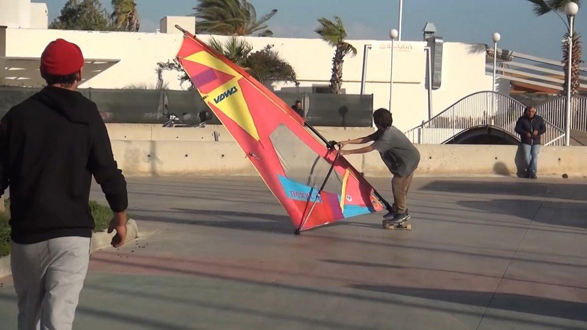 Bodrum'daki gençler karada sörf yaptı