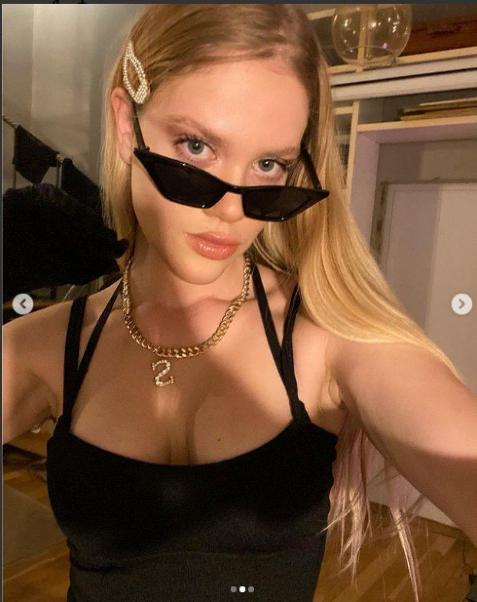 Serel Yereli, siyah mini elbisesiyle cama çıktı