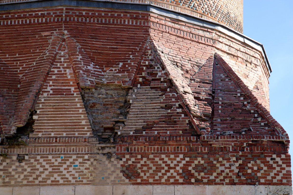 Sivas'ın 674 yıllık tarihi yapısı dökülmeye başladı