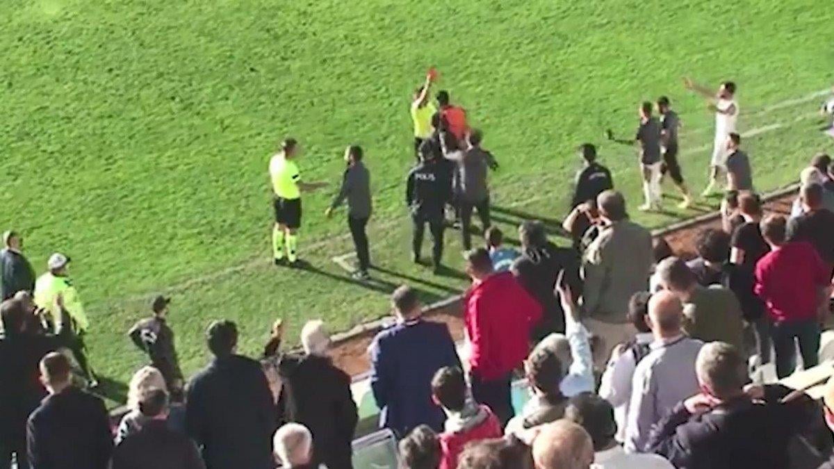 Futbolcu hakeme kafa attı, maç tatil edildi